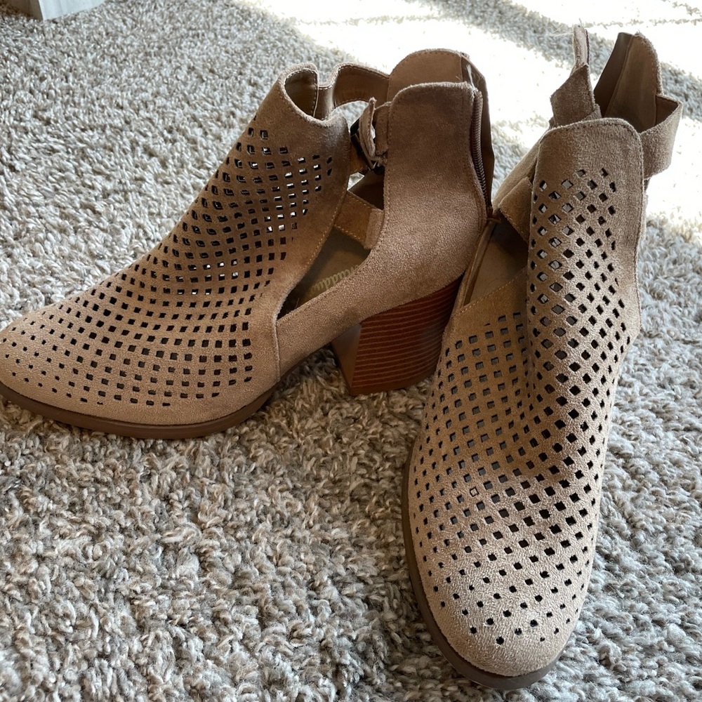 Mark & Maddux size 10 booties